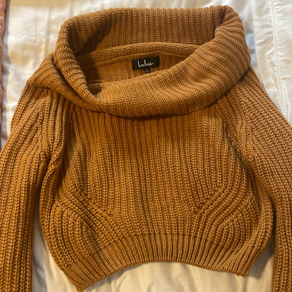 Lulus small, off the shoulder sweater. Great condition. Only worn once
